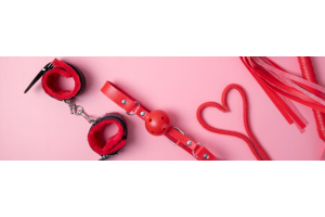 verschillende bondage attributen op roze achtergrond