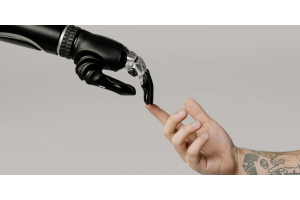 robot hand en mensen hand tikken elkaar aan