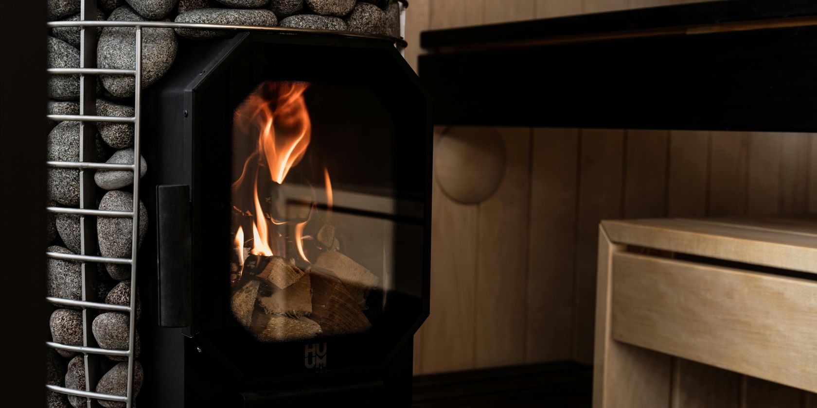 haartje met stenen in sauna