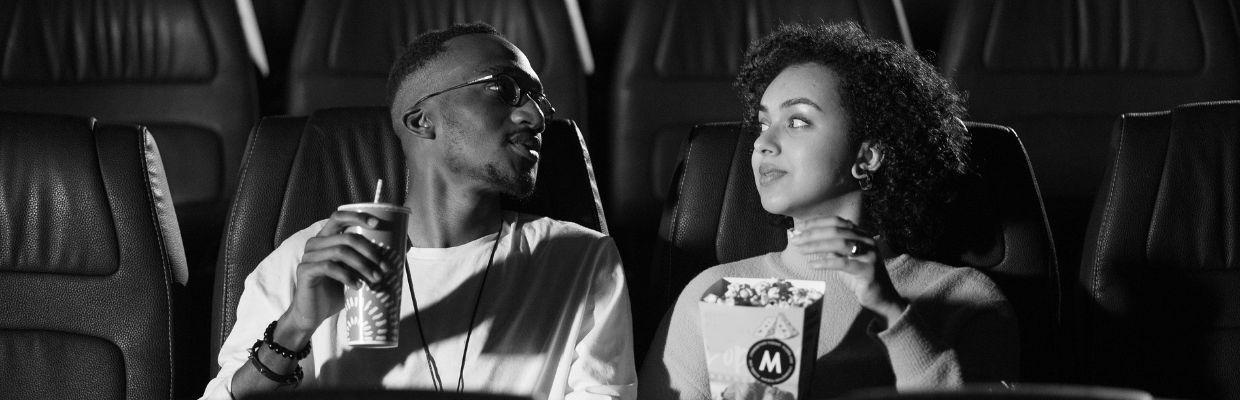 zwart-wit-foto-van-koppel-bij-bioscoop
