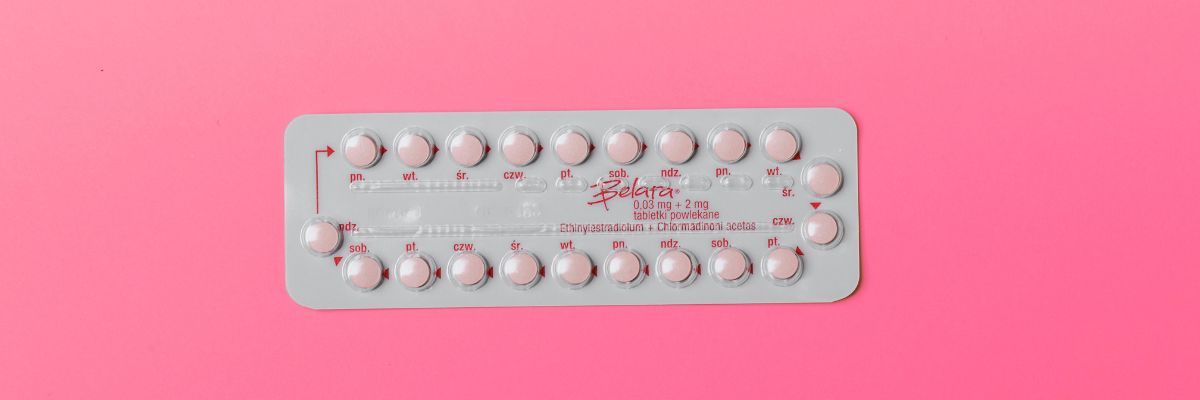 anticonceptiepil-roze-achtergrond 