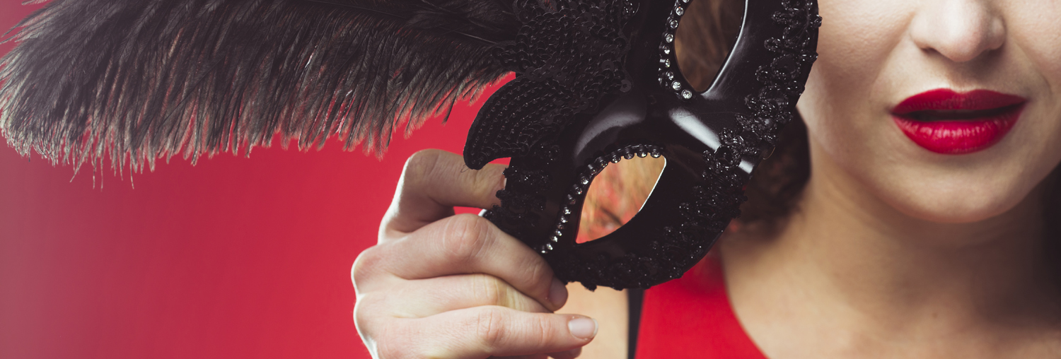 vrouw met rode lippenstift en zwart masker