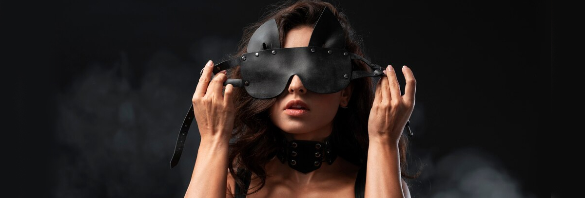 vrouw in zwarte achtergrond met een bondage masker