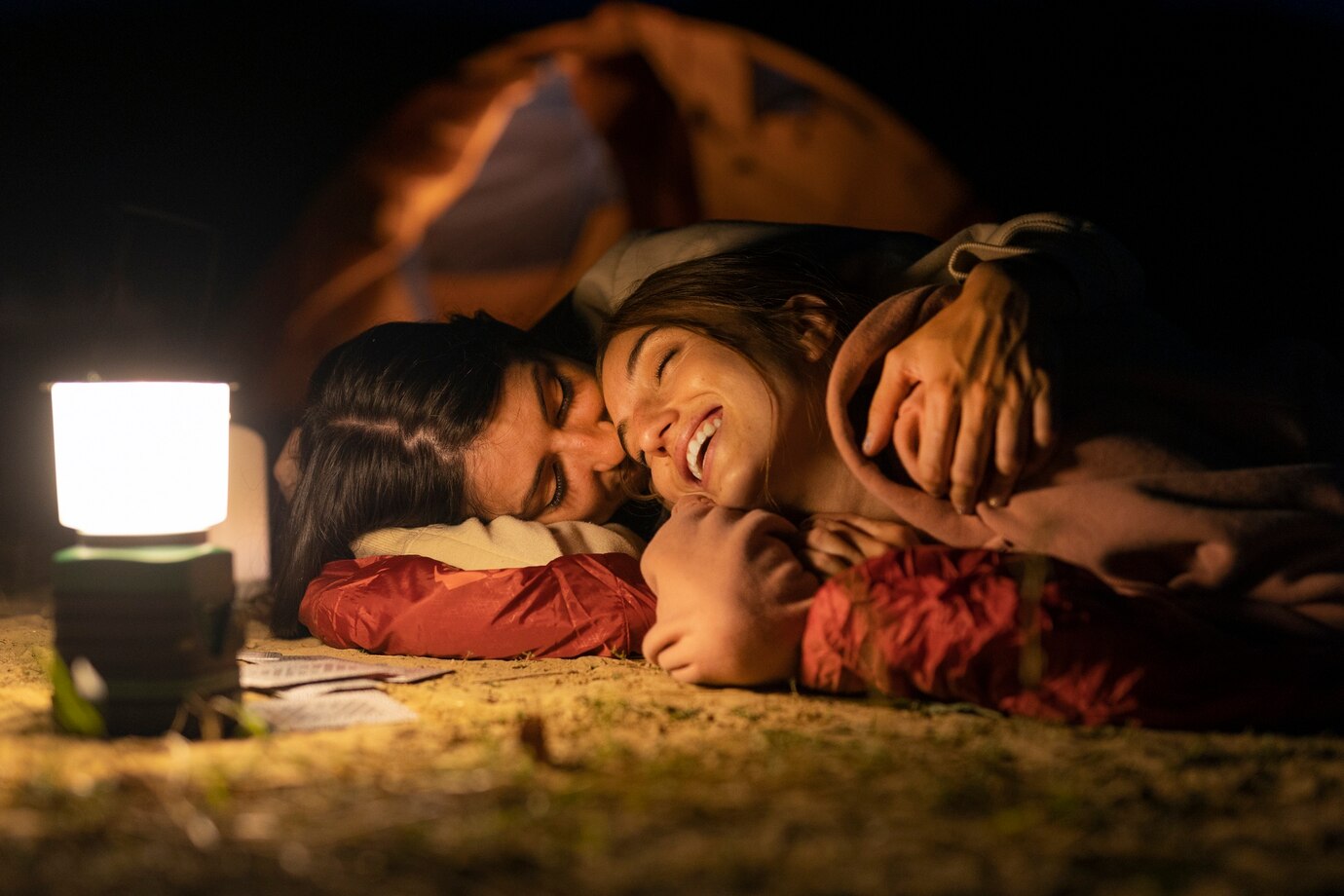 koppel kust elkaar op camping bij tent