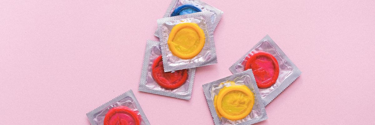meerkleurige-condooms-lichtroze-achtergrond