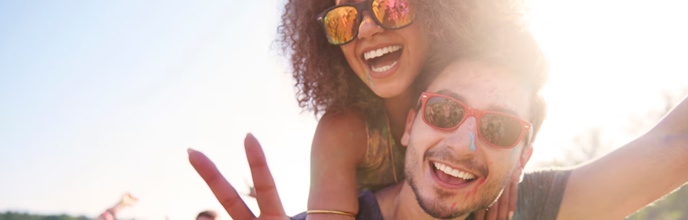 blij koppel bij een festival