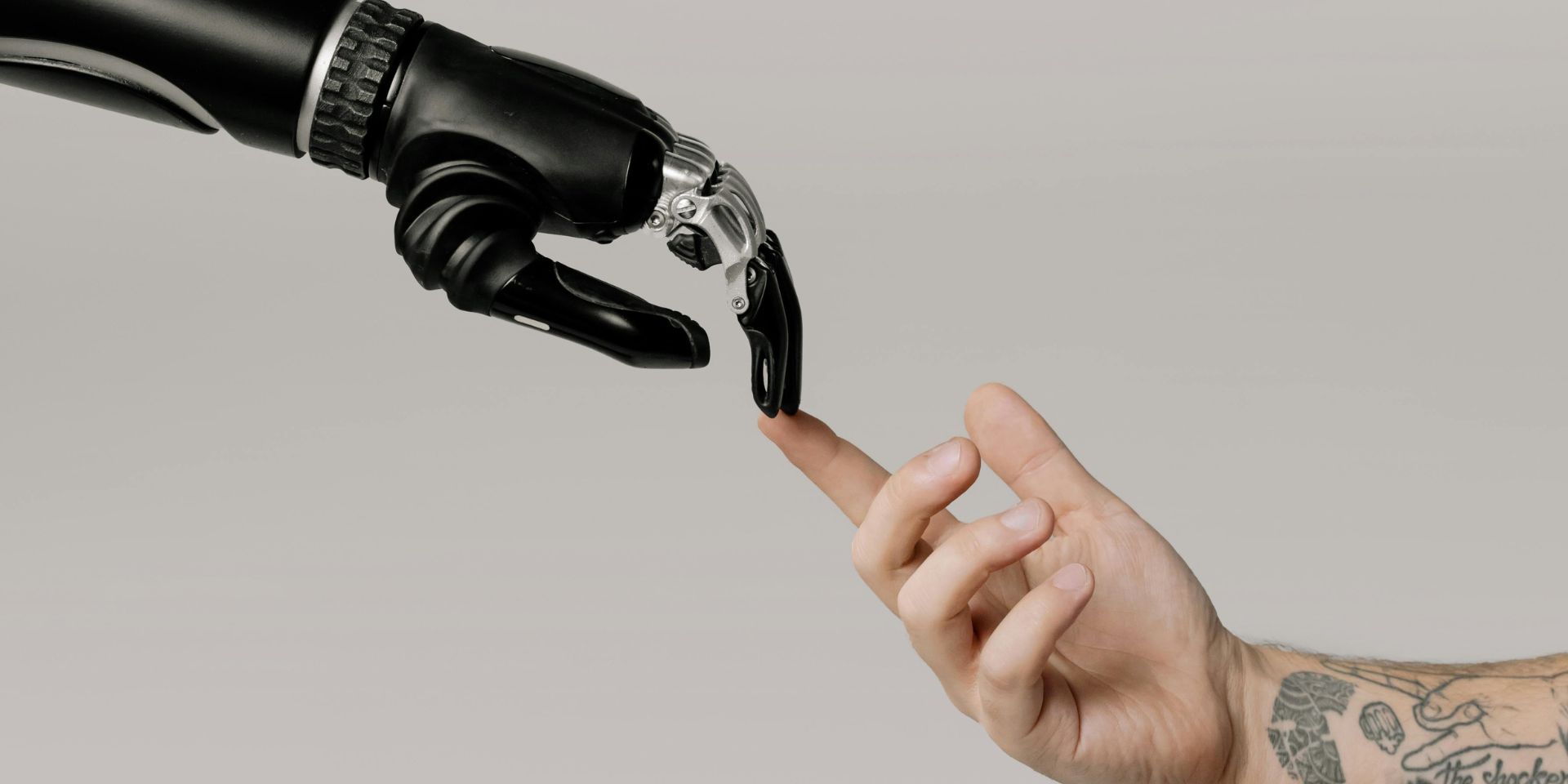 robot hand en mensen hand tikken elkaar aan