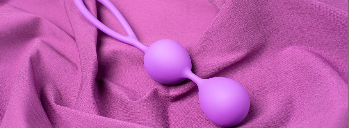 paarse kegelballen op paarde achtergrond