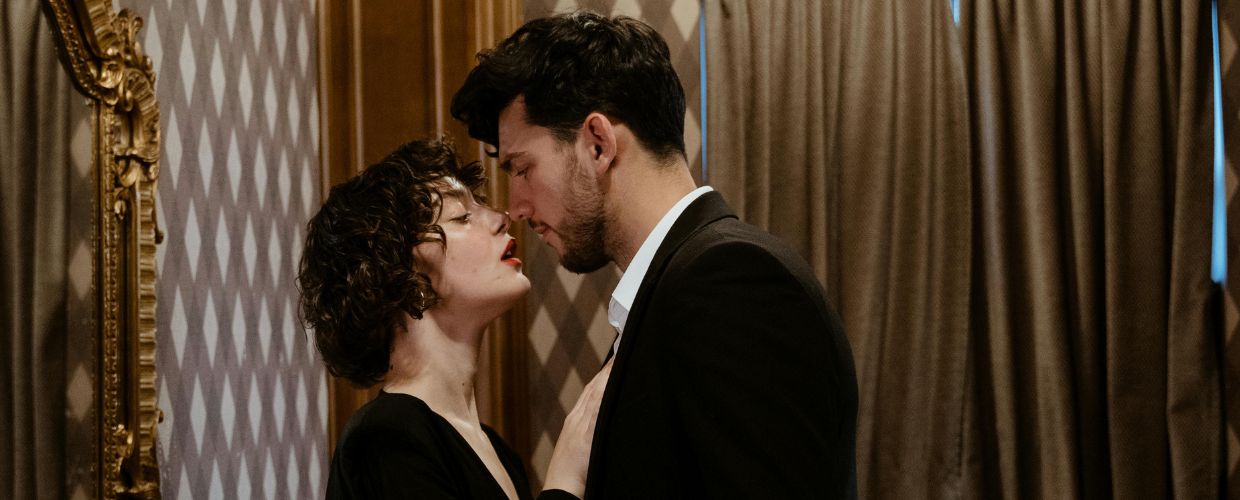 twee-mensen-kijken-elkaar-verleidelijk-aan