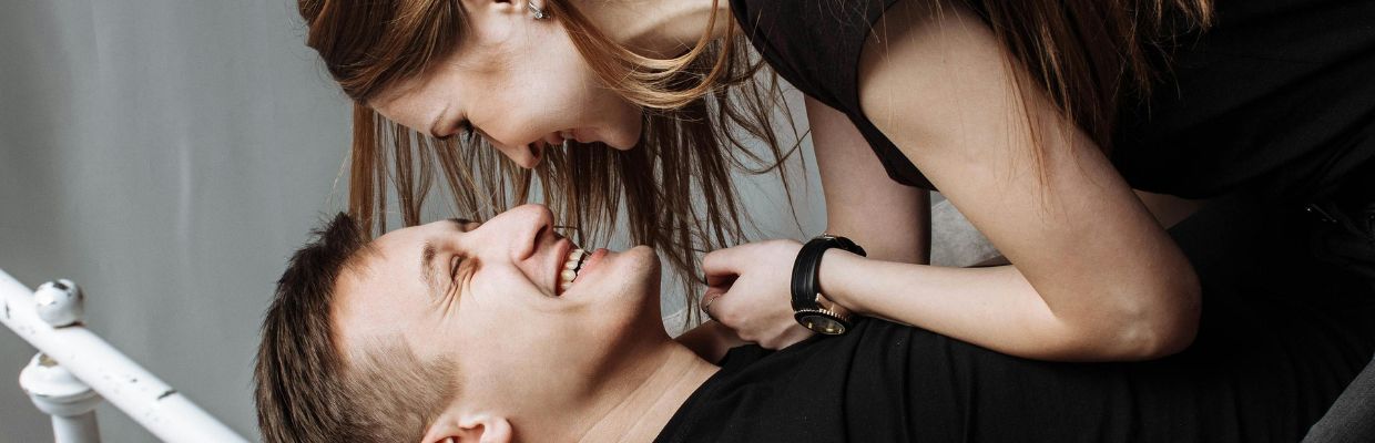 twee-mensen-kijken-elkaar-verliefd-aan