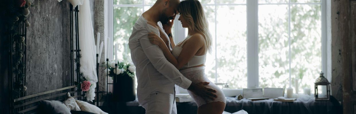 koppel-dies-sensueel-knuffelt