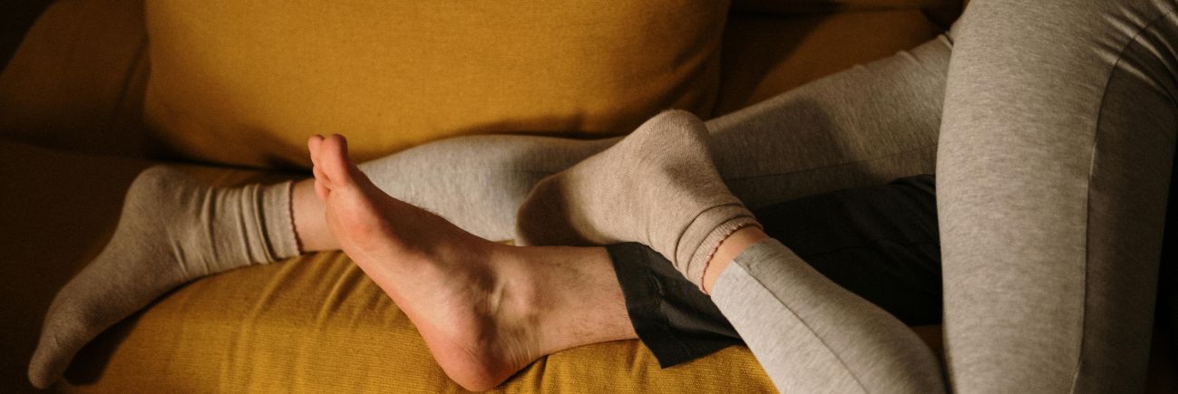 twee-mensen-zoenen-op-gele-bank