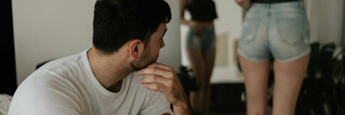 man-kijkt-naar-vrouw-op-afstand-spiegel