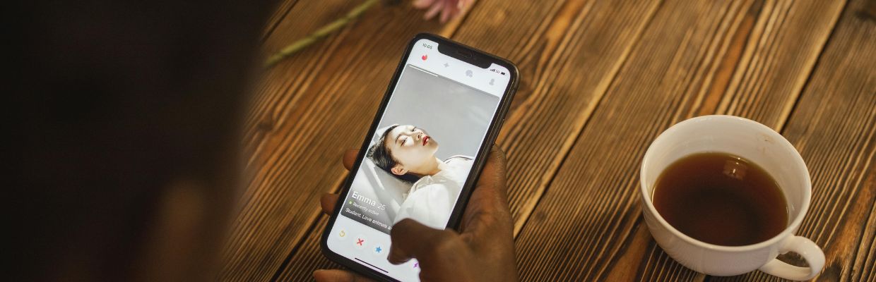 persoon-die-een-tinder-profiel-bekijkt