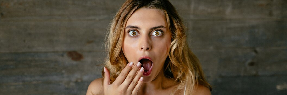 vrouw-kijkt-verbaast-met-hand-voor-mond