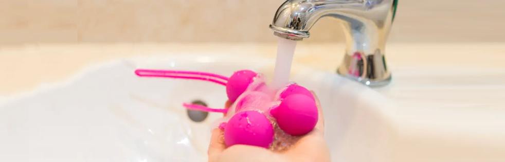 persoon-maakt-sextoys-schoon-onder-kraan