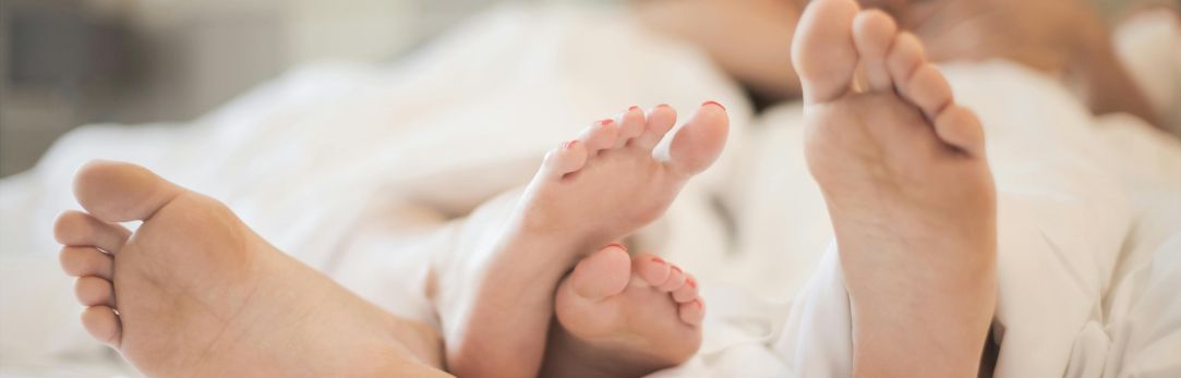 voeten naast elkaar in bed