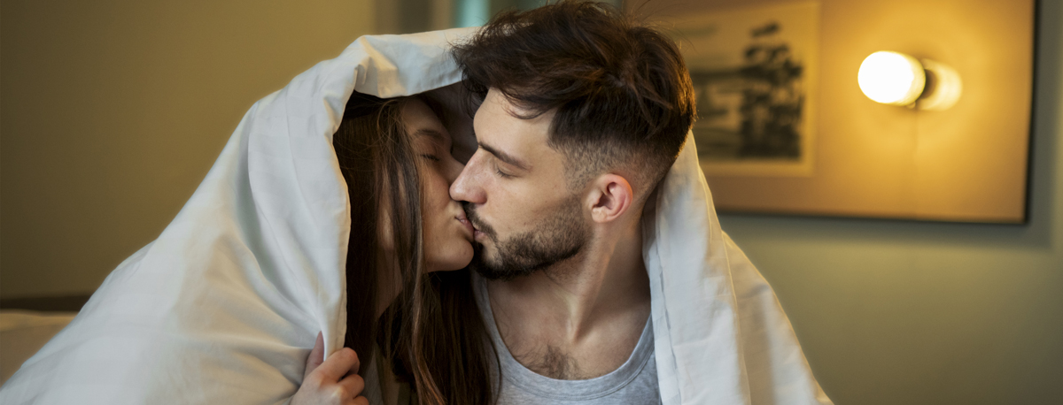 koppel is aan het kussen