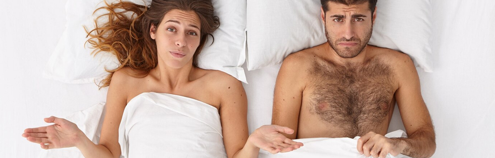 twee personen naast elkaar in bed 