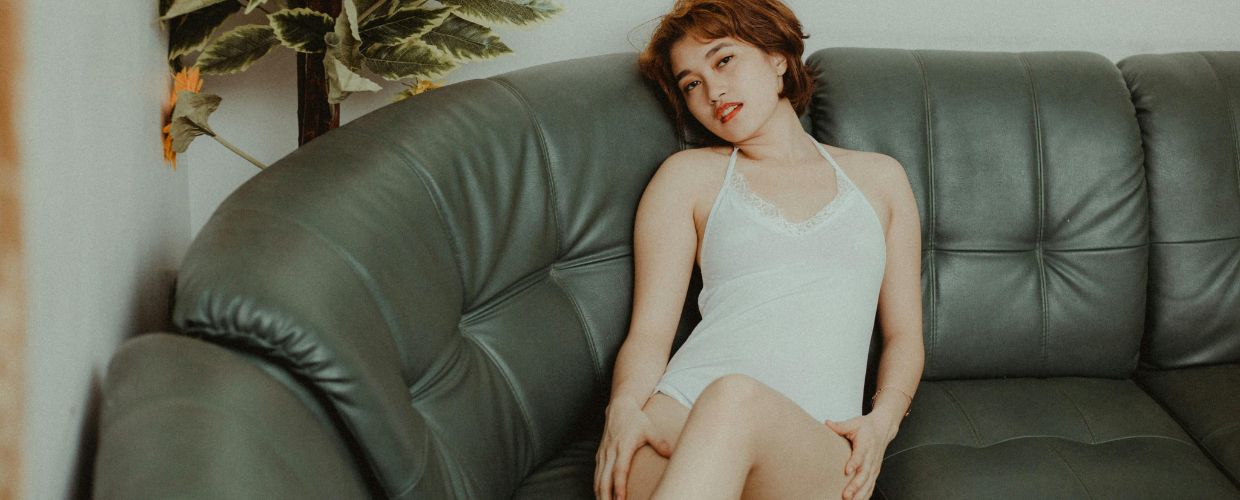 brunette-vrouw-op-groene-bank