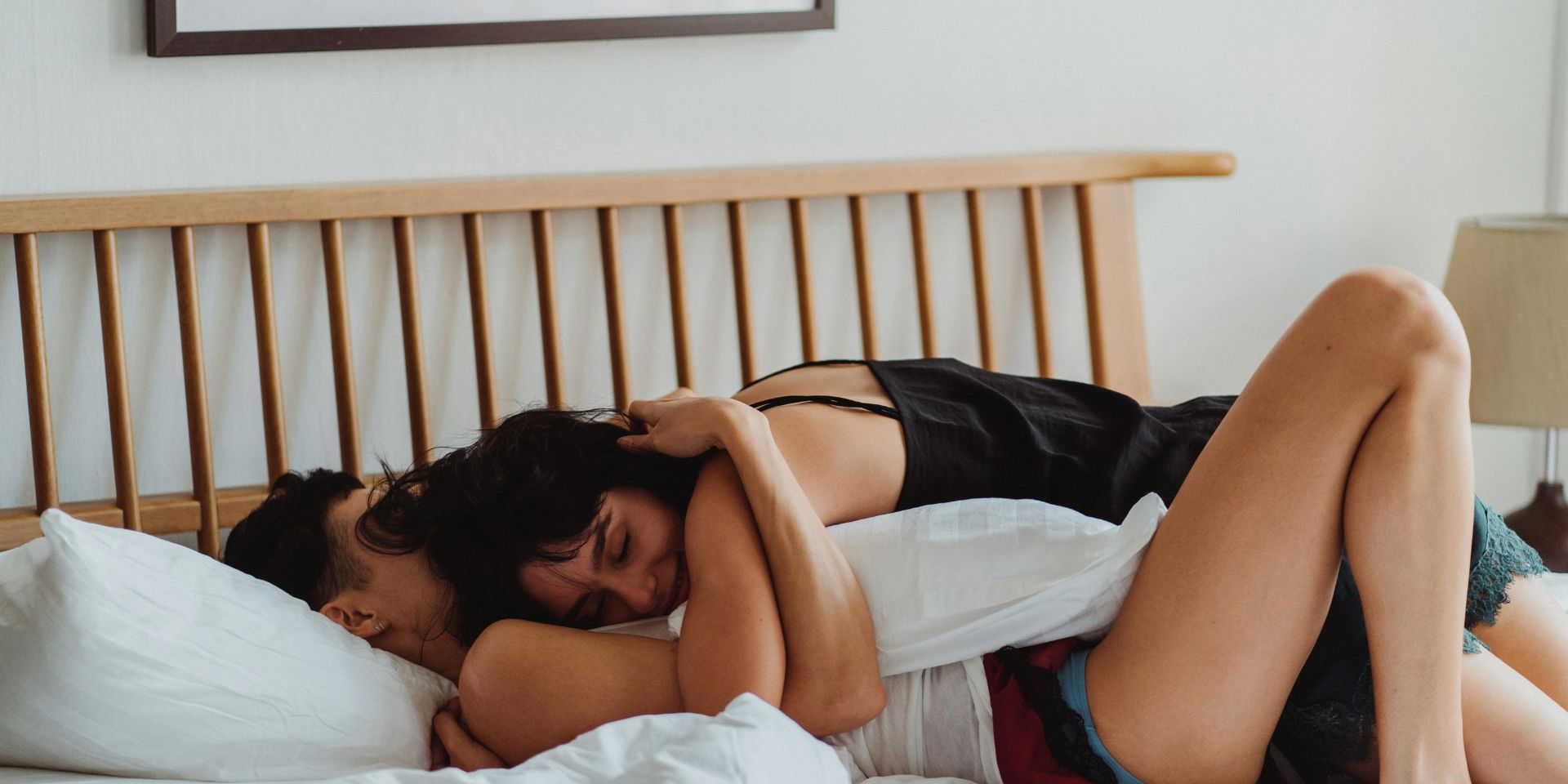 twee-mensen-die-met-elkaar-knuffelen