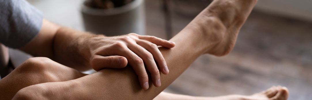 man-raakt-vrouw-haar-been-aan