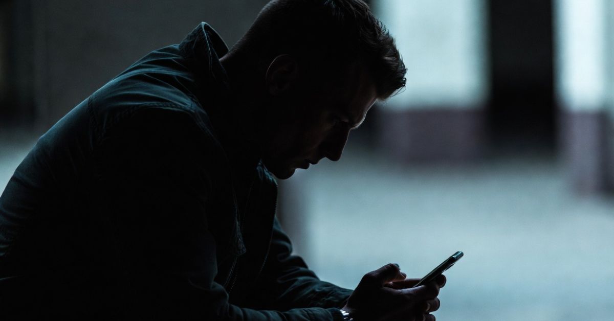 man-kijkt-teleurgesteld-op-telefoon