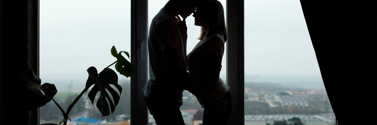 silhouette-man-en-vrouw-koppel-intiem-voor-ramen