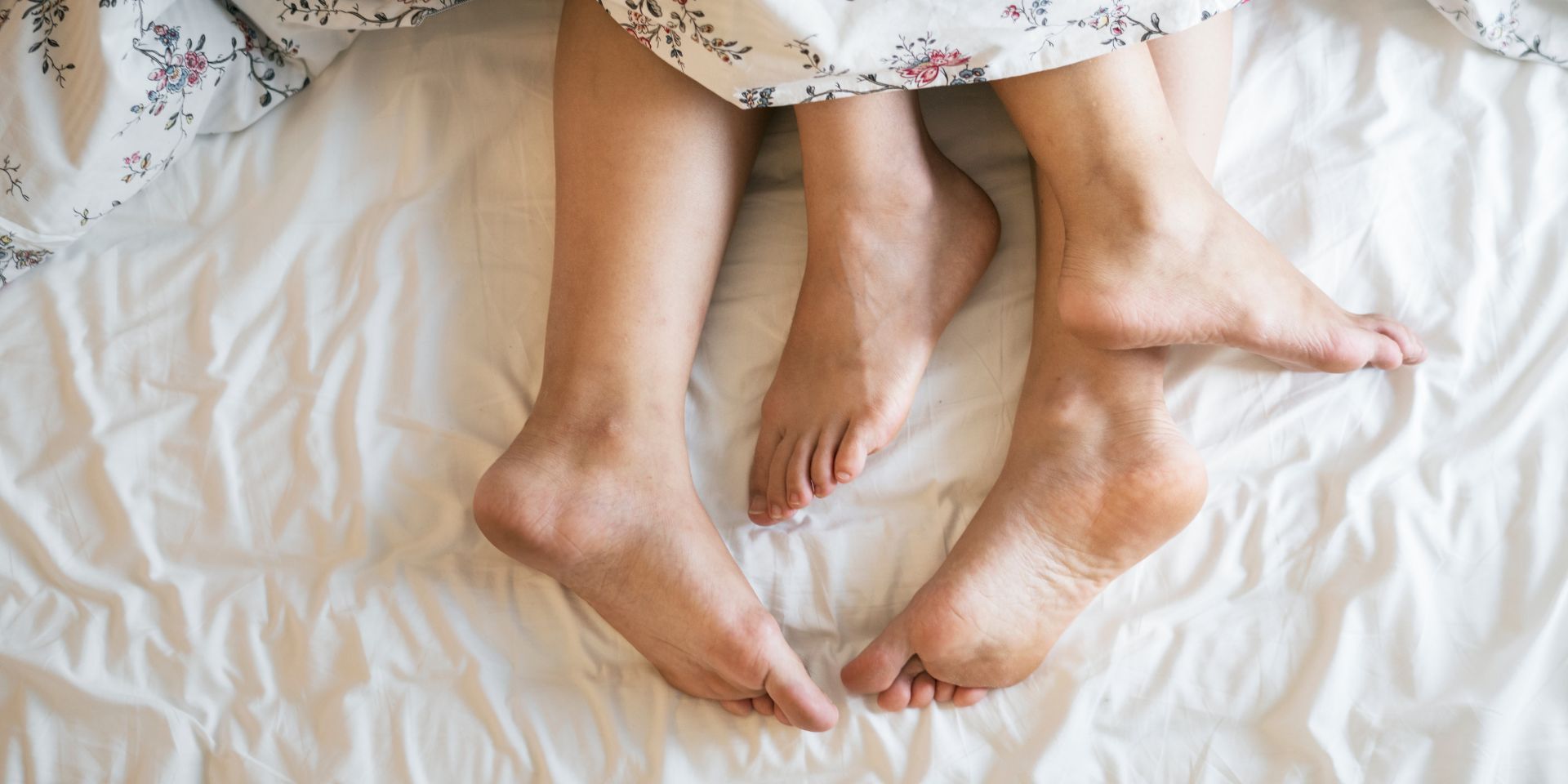 mensen-liggen-in-bed-voeten