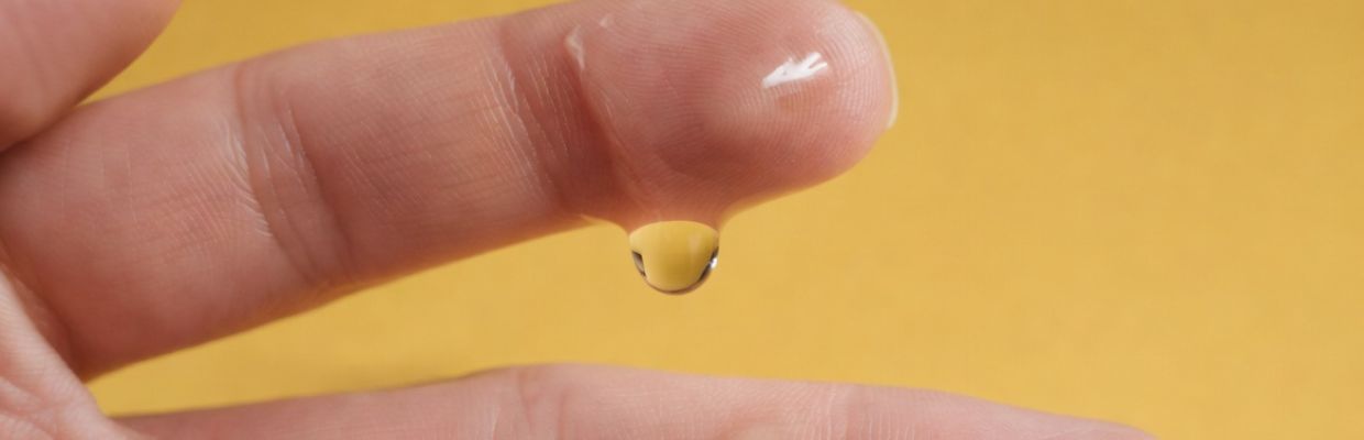 voorvocht-aan-vingers-gele-achtergrond