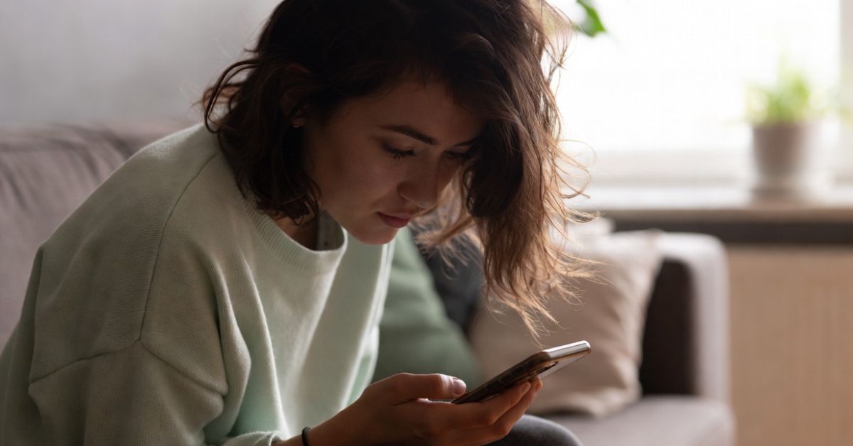 vrouw-kijkt-teleurgesteld-op-telefoon