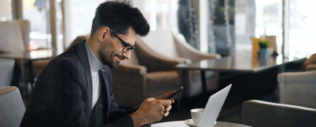 zakenman-met-telefoon-en-laptop